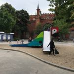 Pátio interno privado convertido em espaço público na cidade de Copenhagen. Esses playgrounds servem tanto à comunidade quanto aos moradores. Image © Ana Paula Wickert